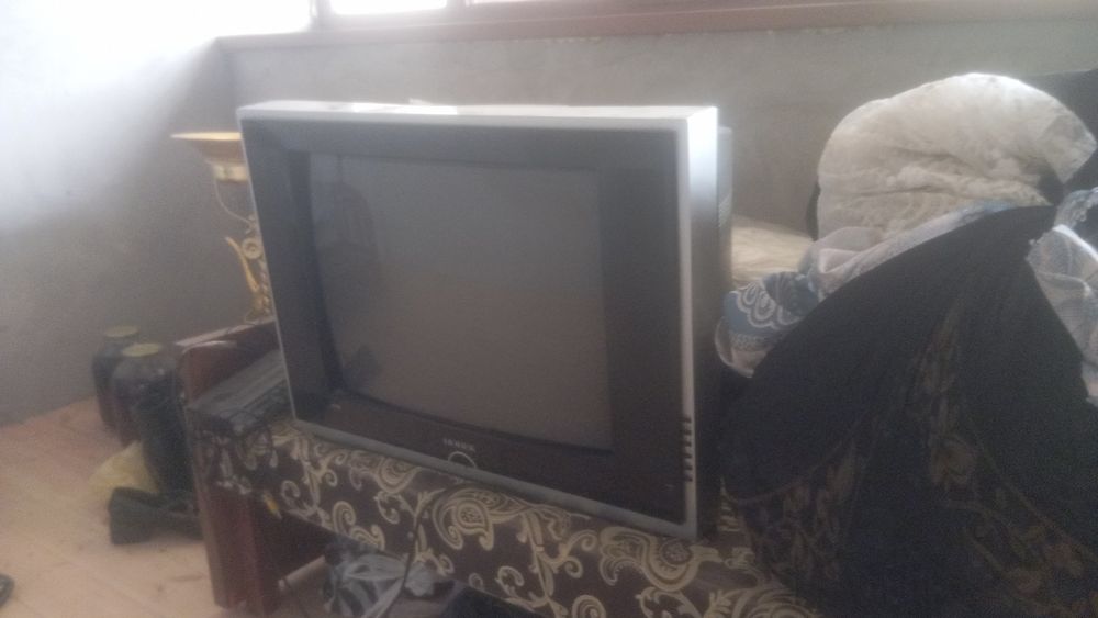 Televizor ishledi tuneli bilan birga beriladi