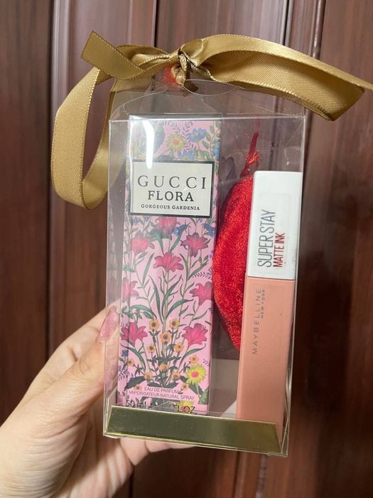 Set cadou pentru femei-parfum, lipgloss si inimioara de plus