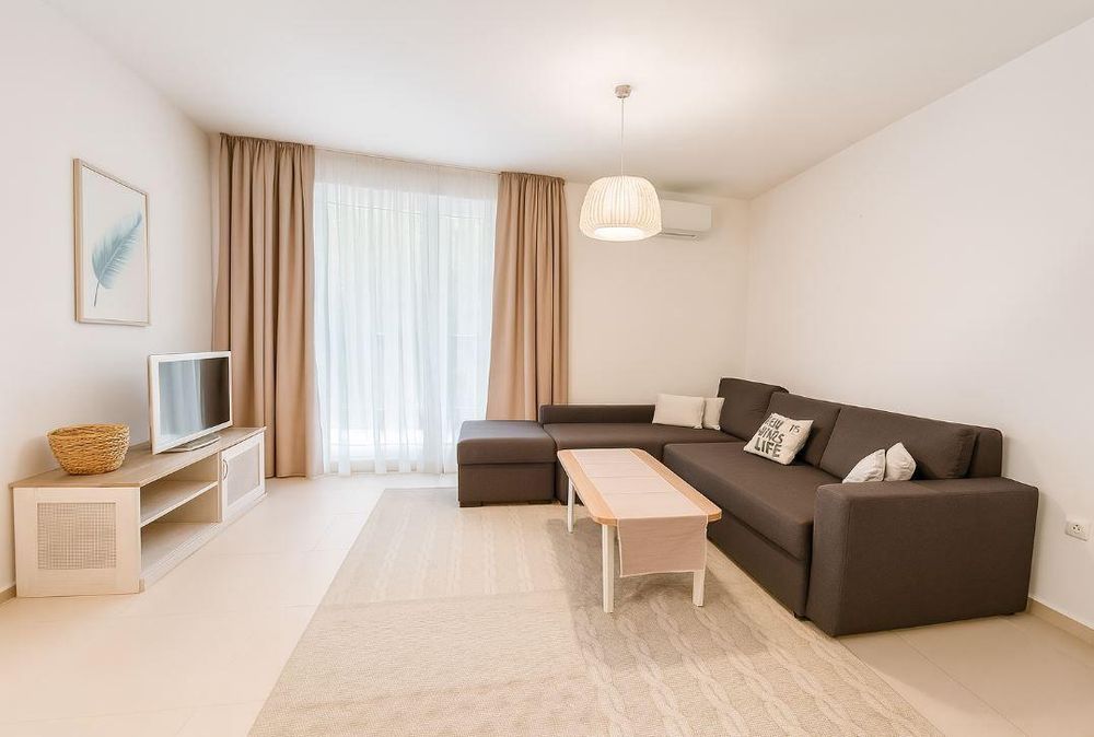 Дава се под наем Двустаен апартамент в Варна, Център - 95 кв.м за 797.64 € - Снимка #1