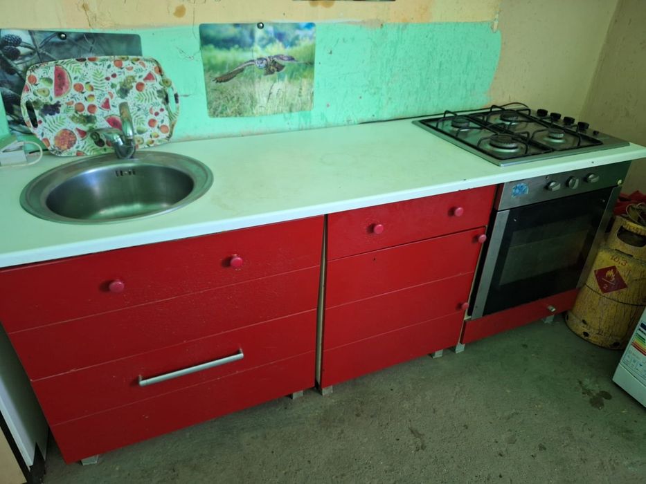 Vând urgent mobila de bucătărie și mini frigider!