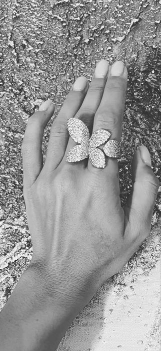 Пръстен в сребрист цвят с камъни