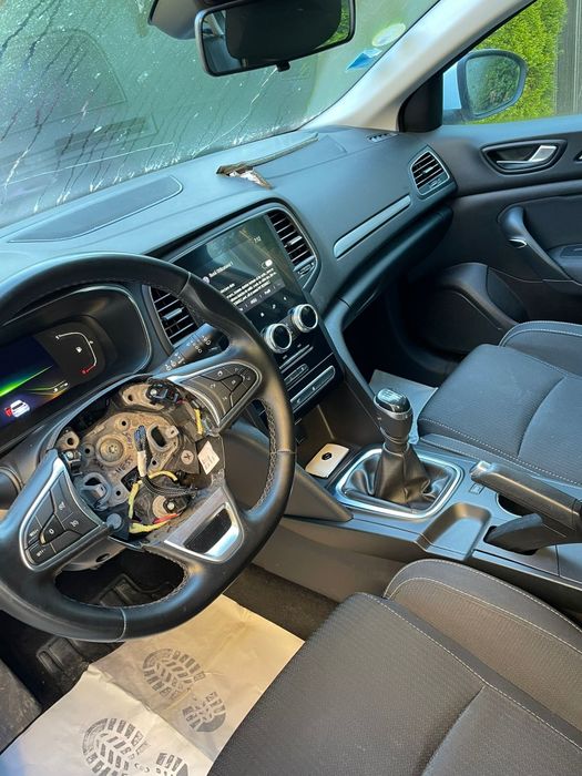 Renault megane 4 break 2021 ușor avariata 1,5 dci