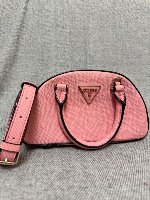 Дамски чанти GUESS в различни цветове