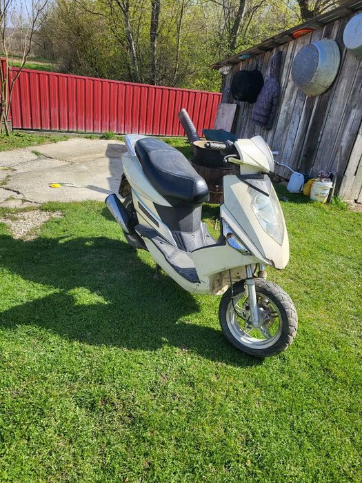 Vând scuter 80cc 4t