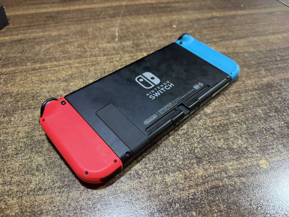 Конзола Nintendo Switch + игри и компоненти