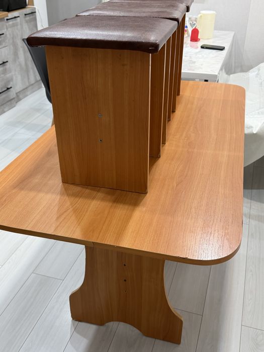 Стол со стульями