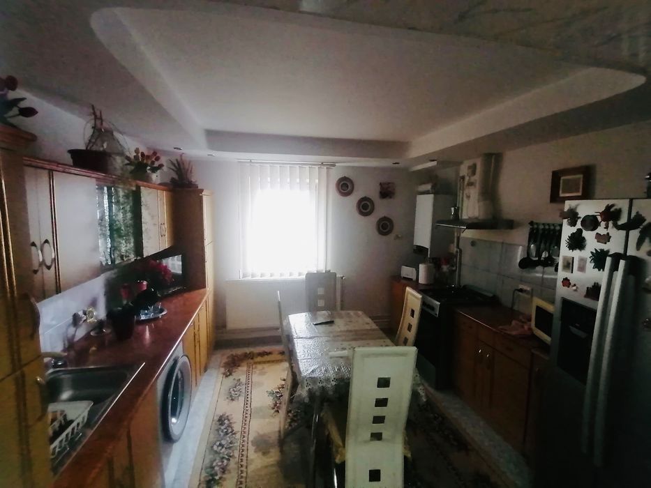 Vând apartament 3 camere oras Siret