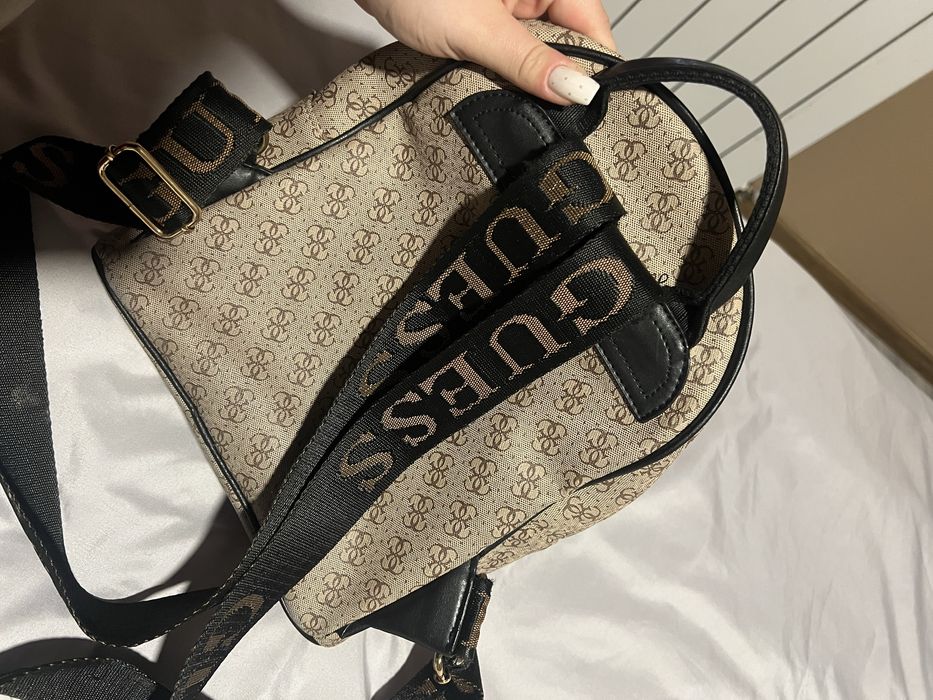 Удобна раничка Guess