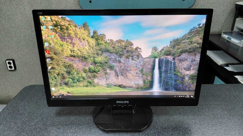 Продавам компютърни кутии и два монитора в много добро състояние