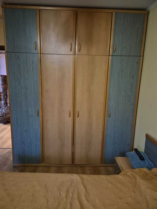 Спален комплектПродавам спален комплект в много добро състояние. Състоящо се от
гардероб, спалня със с нощни шкафчета и скрин .Размери на леглото 164/