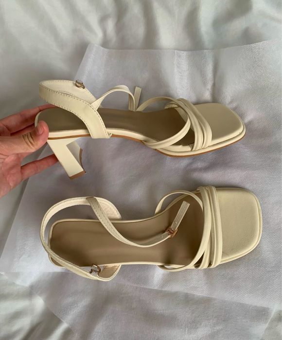 Босоножки новые