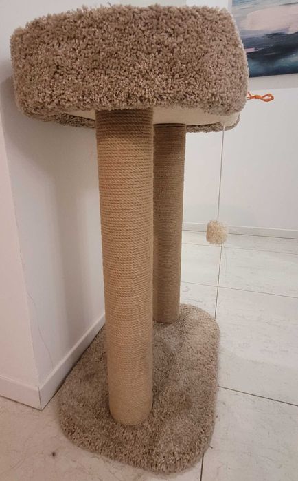 Лежанка для кошек с когтеточкой.