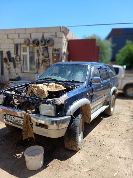 Машина на ходу Hilux surf