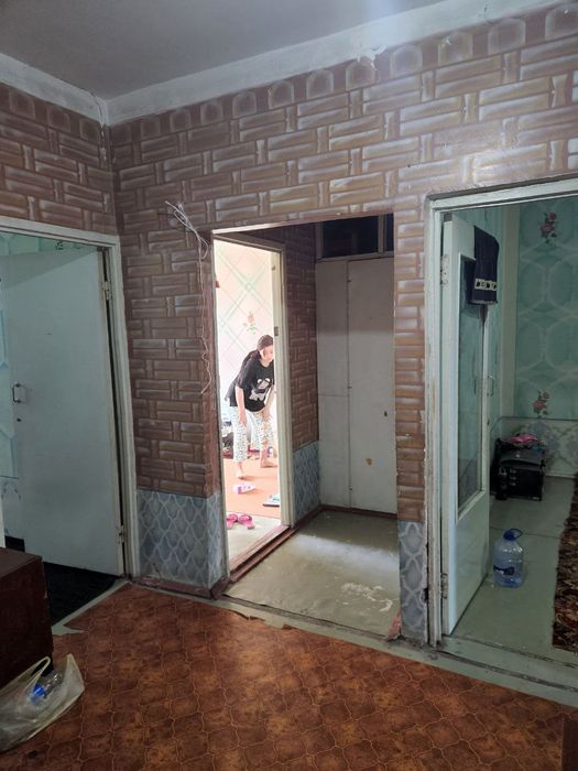 4 etajli domning 2 etajidagi uy sotiladi 4 xonali  6 metr balkoni bor