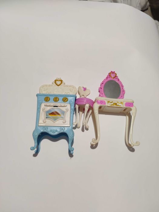 Фурна и тоалетка със стол за кукли.