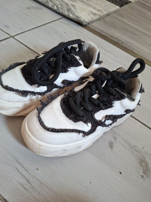 Vând papuci foarte faini