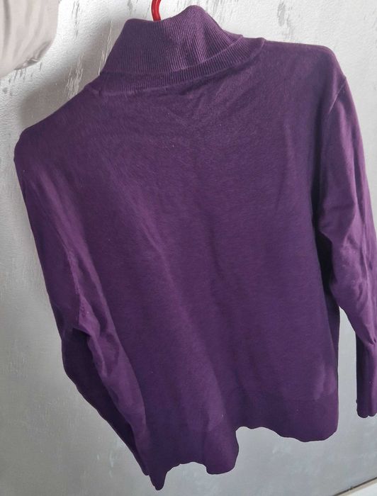 Donez bluza pe gat, blugi si o esarfa