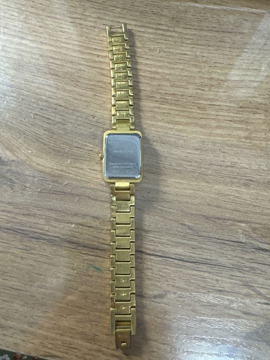 Продам часы золотистые