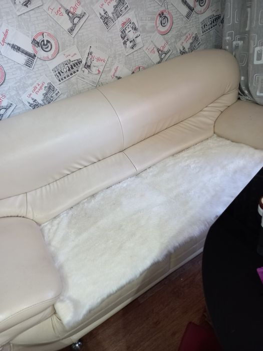 Продам кожаный диван.