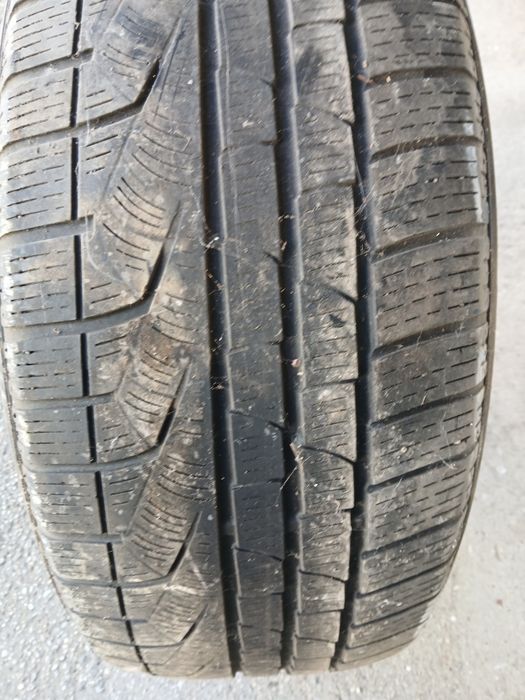 Vând o anvelopă 245/50/18 Marca Pirelli, M+S mixtă, Run Flat în stare bună.
