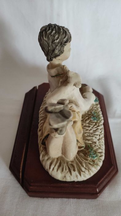 2 порцеланови статуетки дървена основа