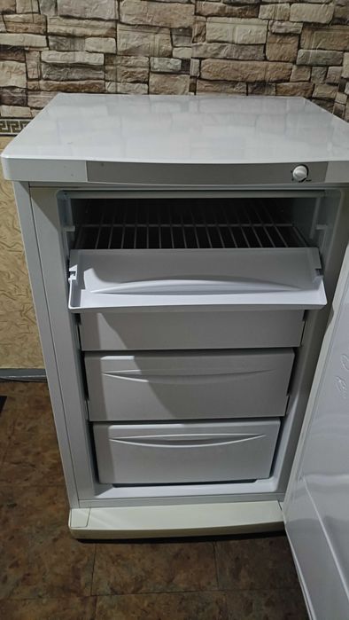 Продам морозильную камеру  indesit