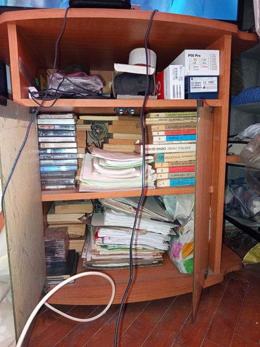 Vând comodă pentru televizor pe rotile și noptieră cu sertare