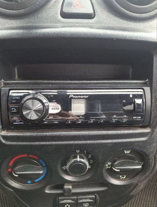 Продам магнитофон Pioneer MVH-S145BT
