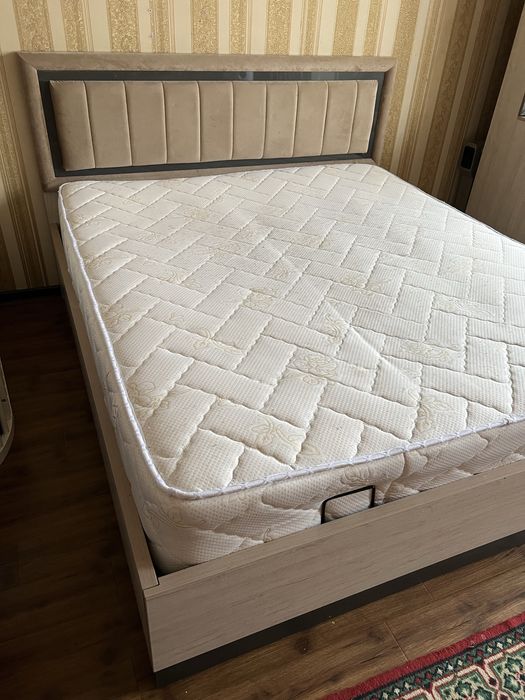 Продам кровать с матрасом