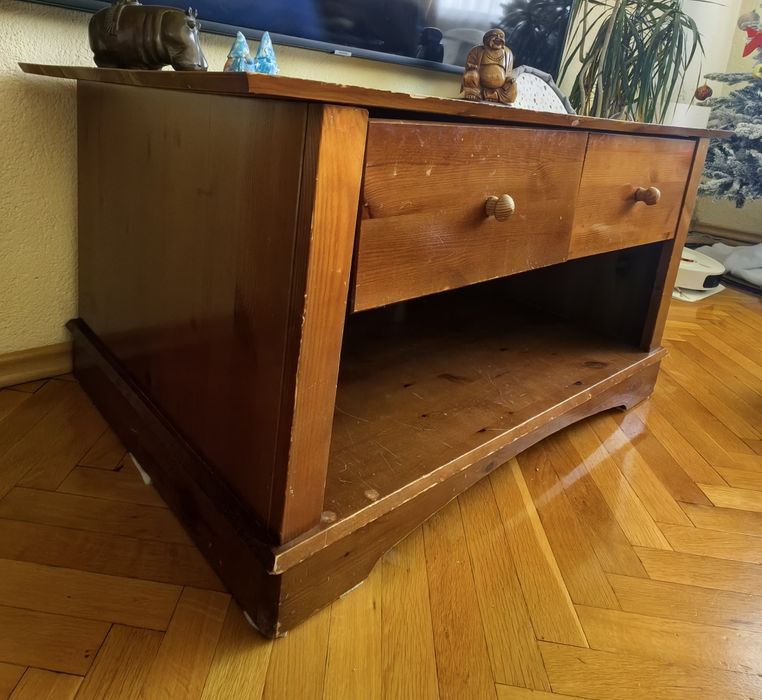 Дървен шкаф с чекмеджета