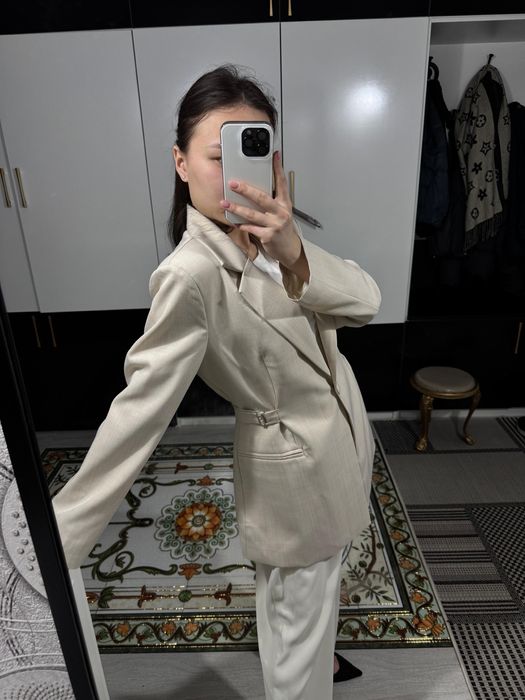 Элегантный бежевый пиджак