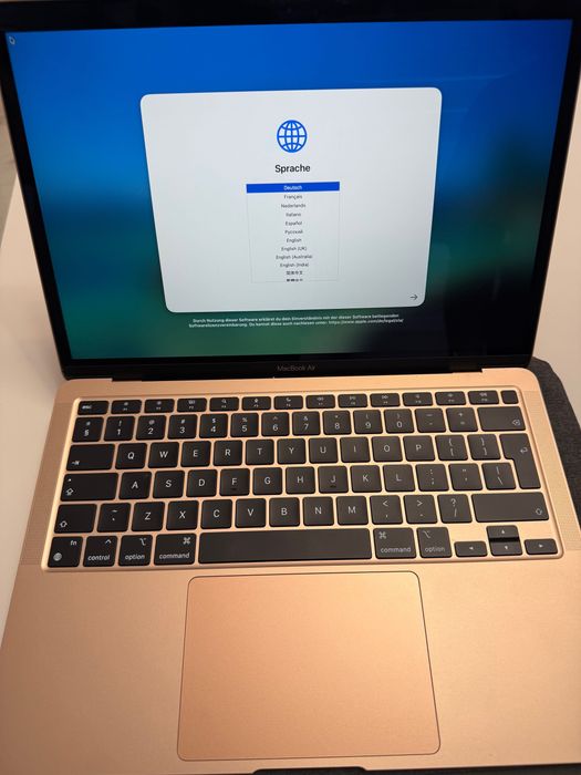Macbook air 13 цвят Rose gold, 256GB SSD, процесор M1, 8GB рам - като нов! Комплект с мишка Apple Magic Mouse 3,калъф и преносима чанта към него