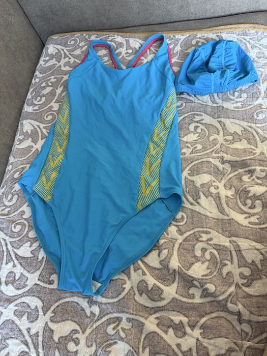 Купальник отдам с шапочкой