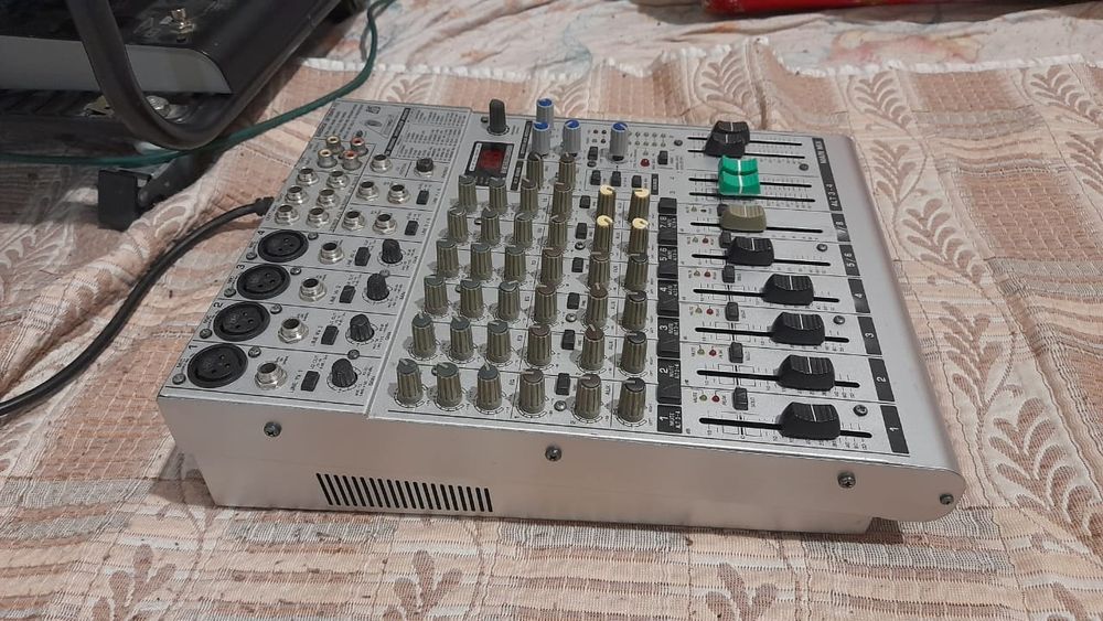 Микшерный пульт хорошом состояние