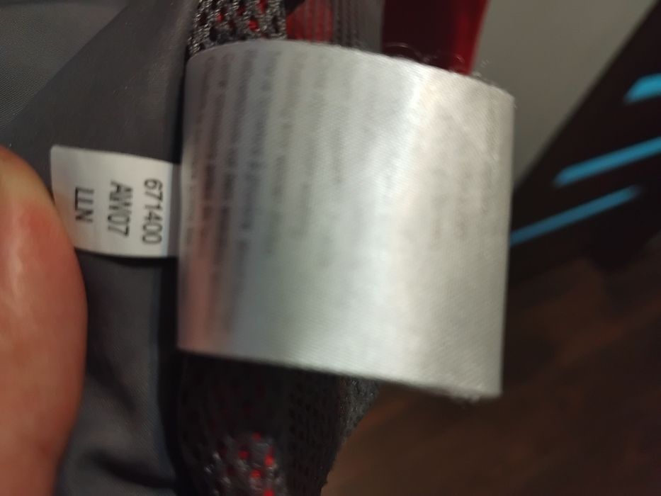 Jachetă sport ASICS, mărimea M, Roșu/Gri – Ideale pentru Alergare/Training