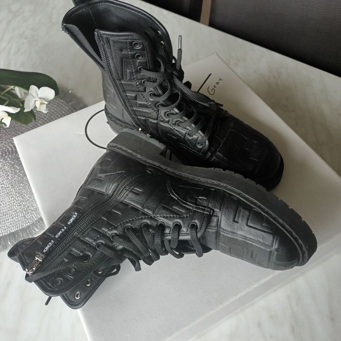 Vând Ghete Fendi noi fără eticheta.pret de magazin 760euro