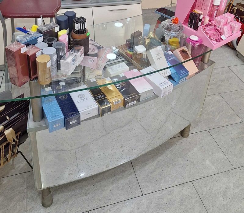 Витрини, кубчета и бюро