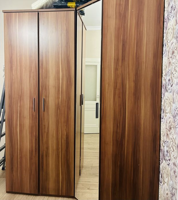 Продам угловой шифонер и диван