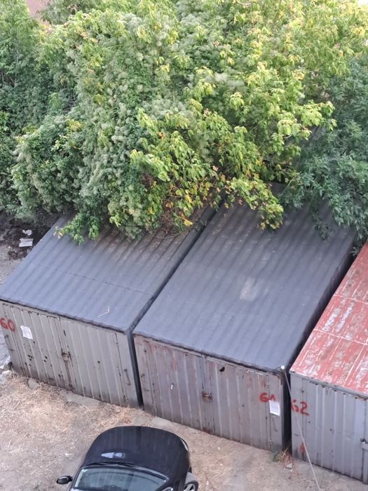 Продавам 2 метални гаража