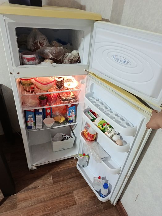 Холодильник в нормальном состоянии, полностью рабочий
