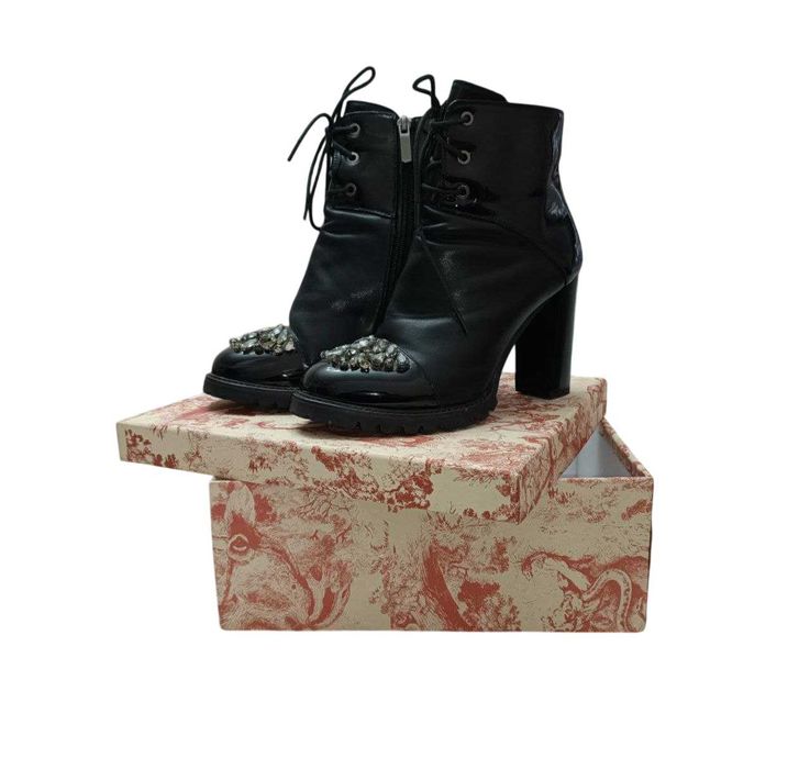 Сапожки женские на каблуке