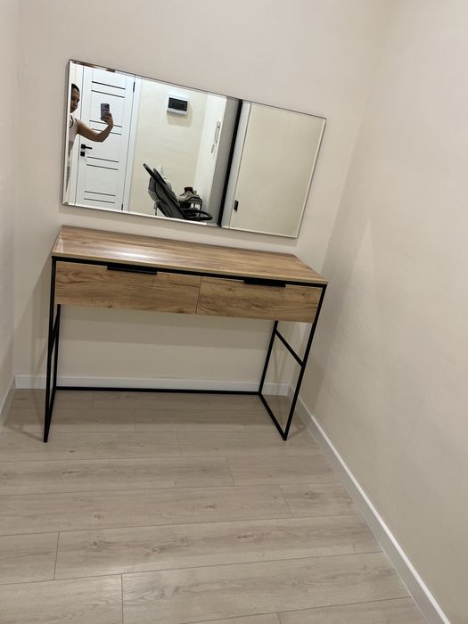 Продам туалетный столик с зеркалом