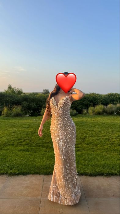 Vând rochie elegantă de seară, model sirenă