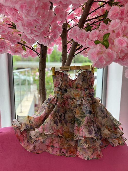 Нова стилна, елегантна, нежна рокля .Подходяща за специални поводи и ежедневна визия.