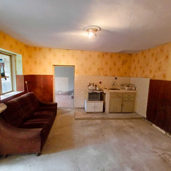 Продавам първия етаж от къща в с. Бръшляница | 80 кв.м + двор 1710 кв.м | 24 км от Плевен | 11 990 €