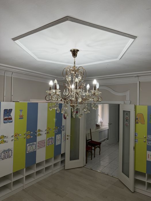 Люстра средняя.