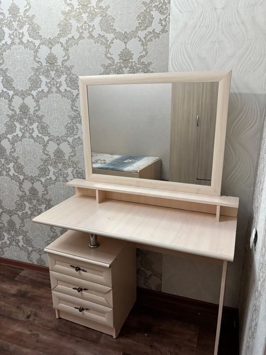 Продается трюмо с зеркалом