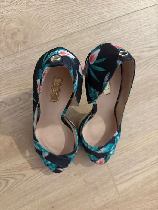 Обувки на висок ток Guess