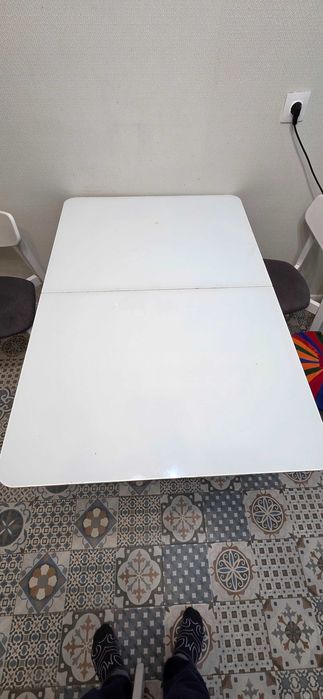 Кухонный стол с стульями