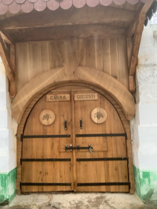 Usi rustice din lemn masiv